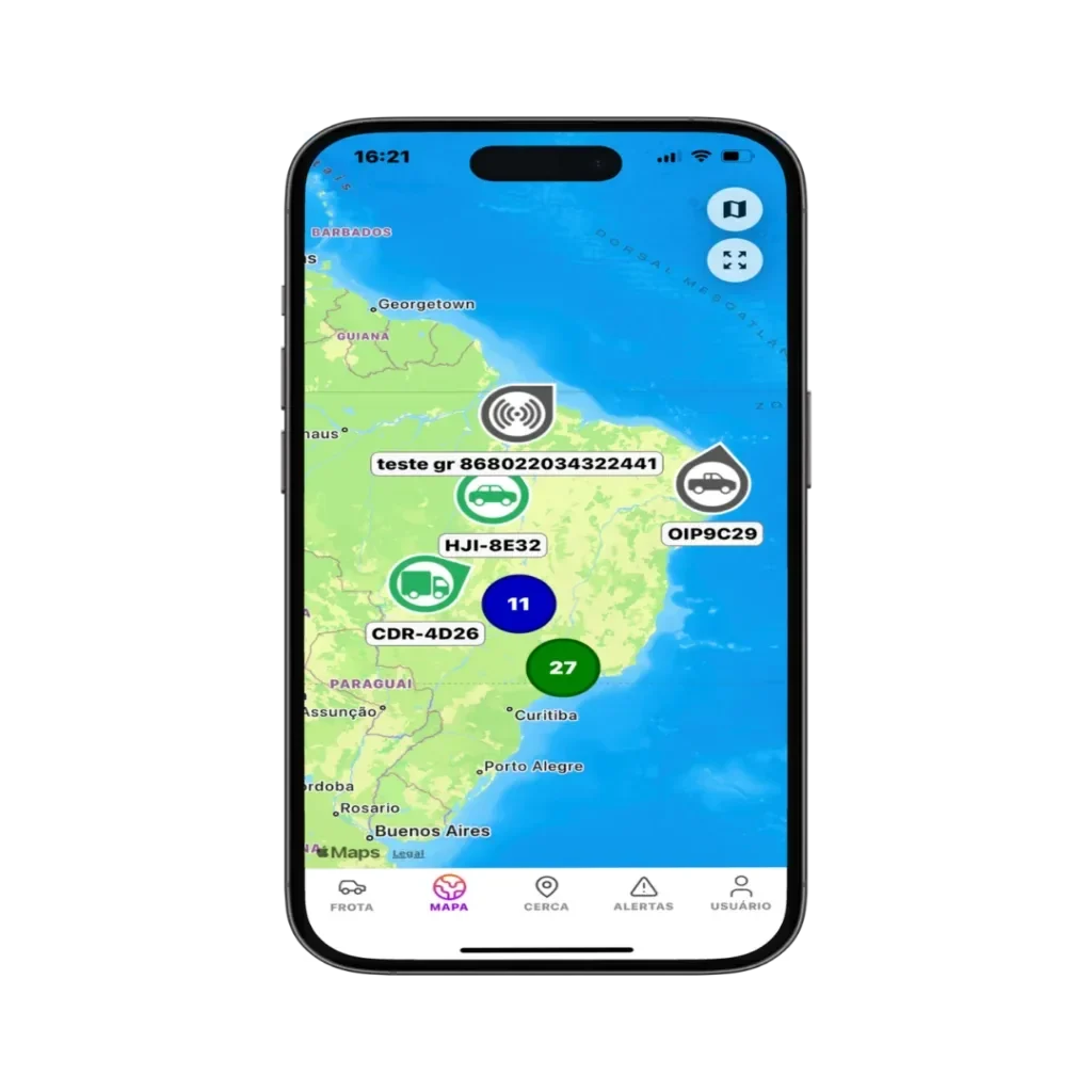 Aplicativo de gestão de frotas no celular exibindo mapa do Brasil com carros e caminhões rastreados por placa