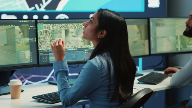 Central de rastreamento veicular com monitoramento em tempo real exibido em múltiplas telas de controle